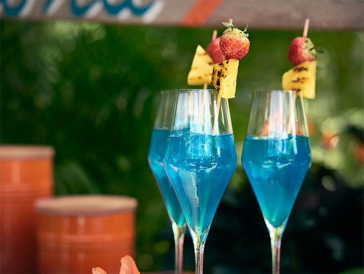 Blue Hawai Cocktail met Gegrilde Ananas